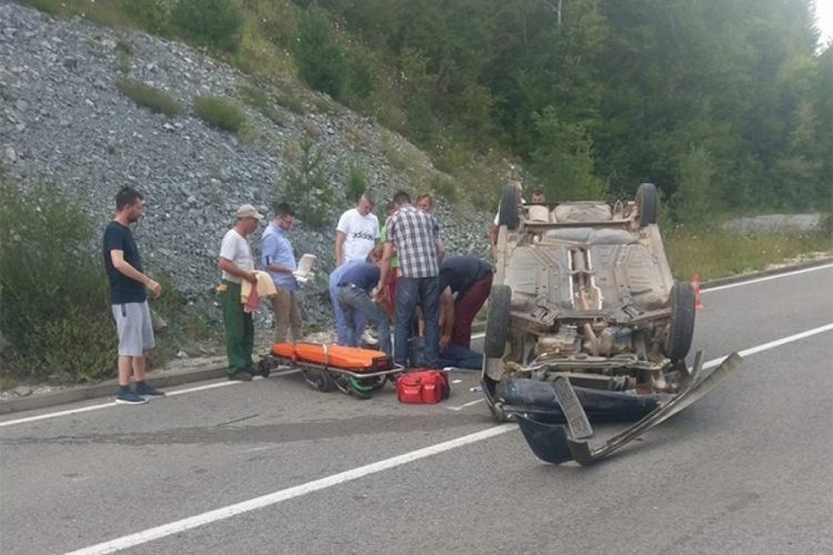 Automobil se prevrnuo na krov, vozač povrijeđen