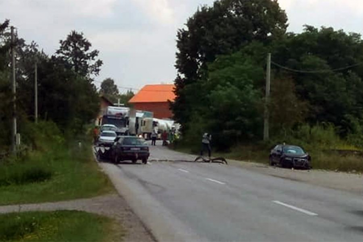 Udes na putu Šešlije-Derventa, obustavljen saobraćaj