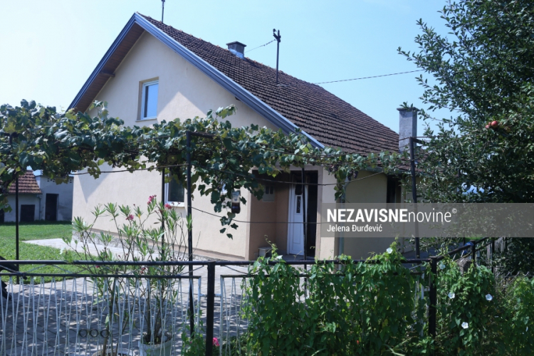 Starica polila kuću uljem i zapalila je
