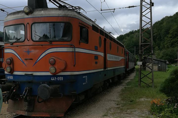Zbog kvara putnici bez hrane i vode pet časova čekali drugi voz