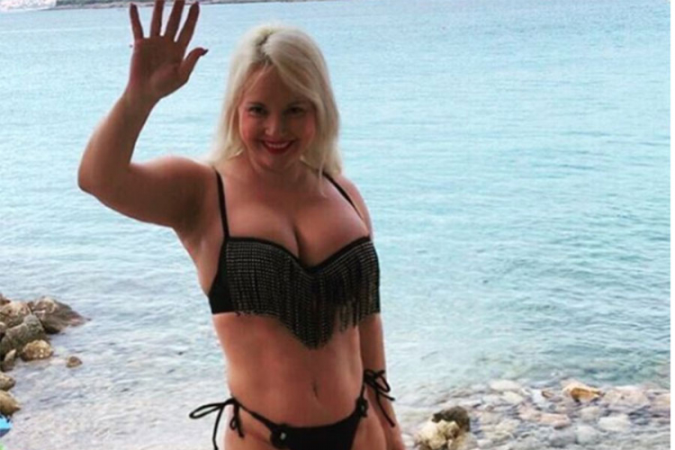 Maja Nikolić u zagrljaju starijeg muškarca