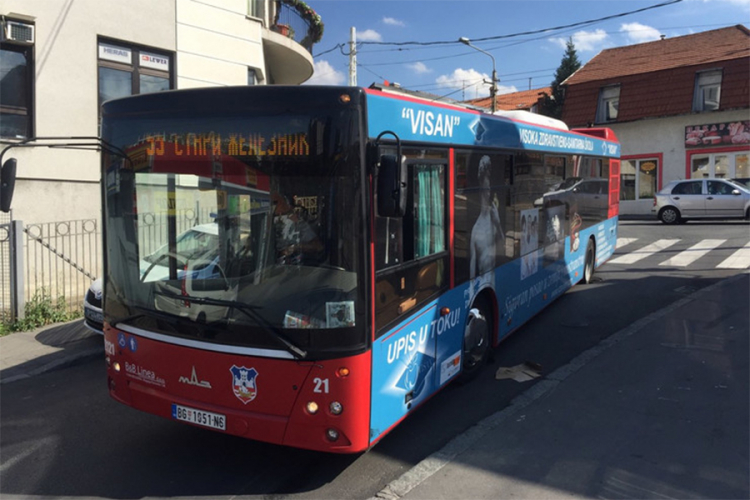 Autobus propao kroz asfalt, dizalica morala da izvlači vozilo
