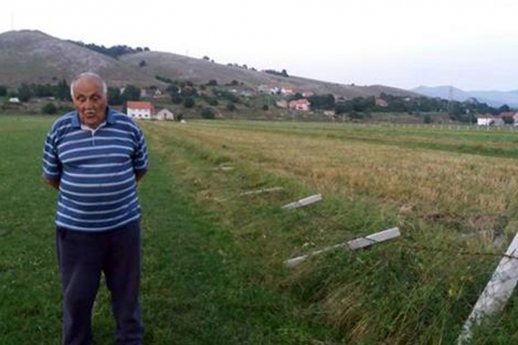 Polomljeni betonski i drveni stubovi simpatizeru SNSD-a