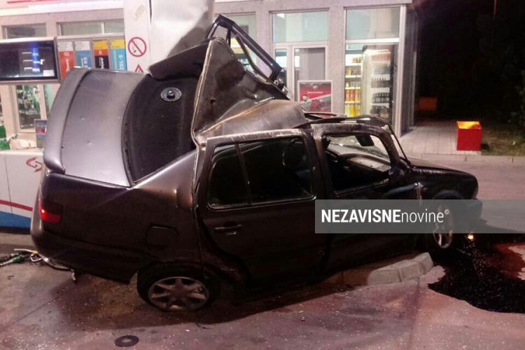 Autom se zakucao u benzinsku pumpu u Bijeljini