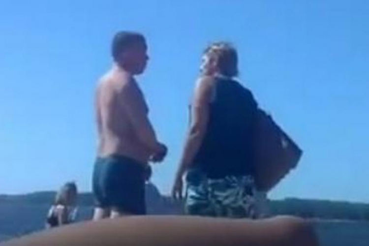 Rus se udvarao zanosnim djevojkama na plaži, zaboravio da je došao sa ženom