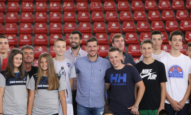 NBA košarkaši Goran i Zoran Dragić u posjeti Igokei: Djeco, igrajte se košarke