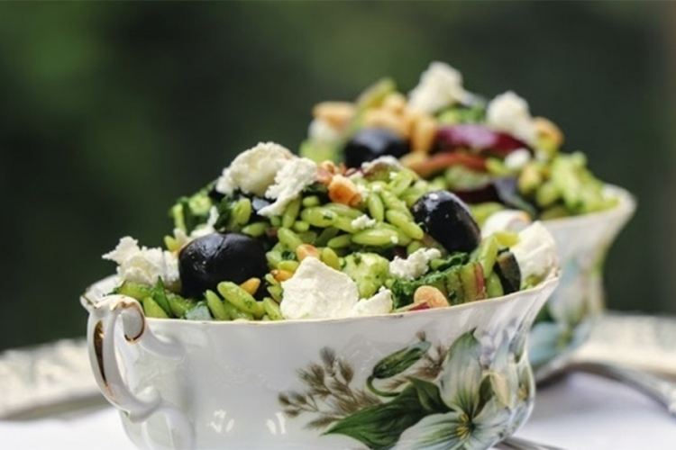 Orzo pasta sa spanaćem i feta sirom