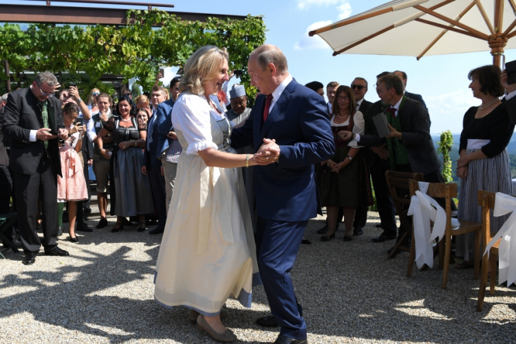 Putin zaplesao sa mladom