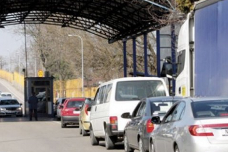 Velike gužve na granicama, čekanja do sat i po
