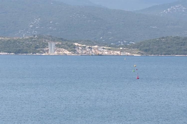 Stopirani radovi na Pelješkom mostu, oštećene mašine