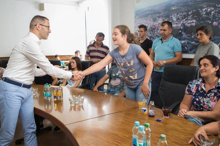 Vaučeri za knjige i školski pribor za 60 učenika