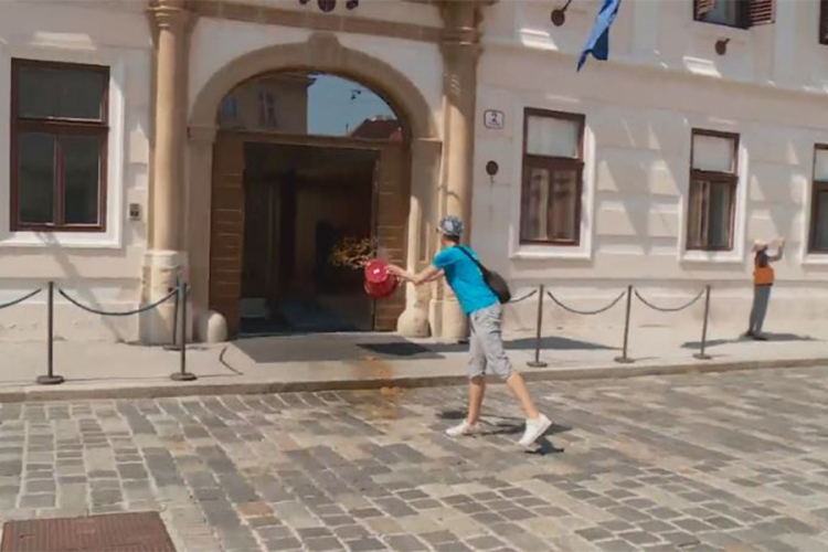 Bacila kantu punu fekalija na vrata Vlade Hrvatske