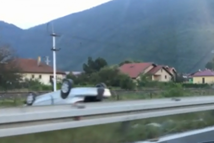 Mladić povrijeđen u prevrtanju automobila