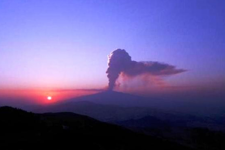 Etna se ponovo "probudila", izbacuje lavu i pepeo
