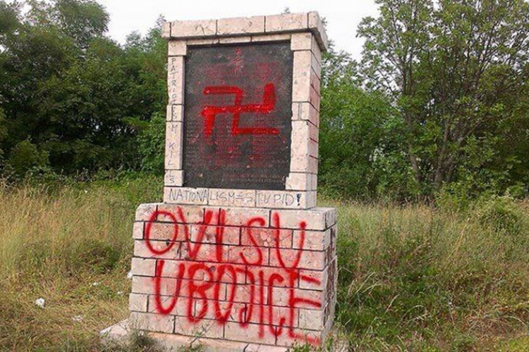 Kukasti krst na spomen ploči partizanskom odredu u Splitu