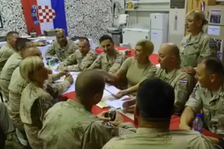 Kolinda zapjevala s vojnicima u Avganistanu