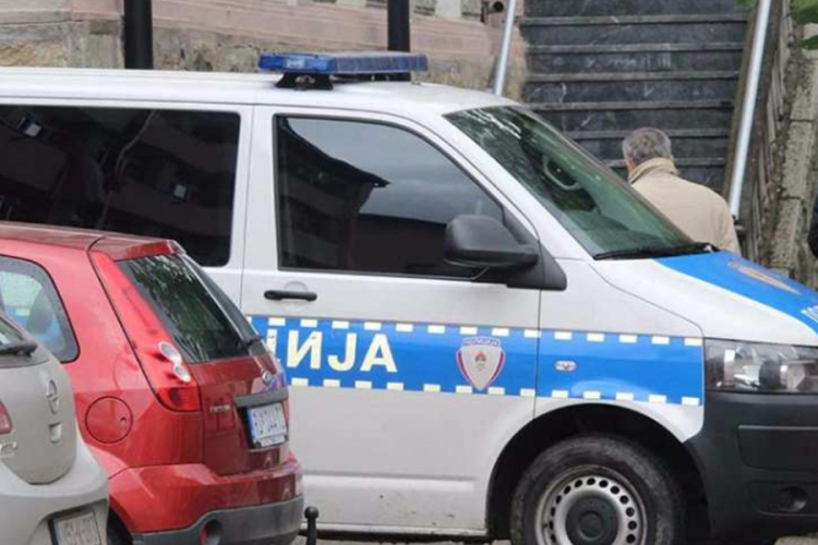Pretukli vozača i razbili mu auto