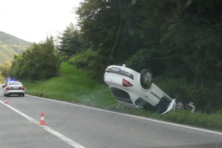 Troje povrijeđeno u prevrtanju vozila