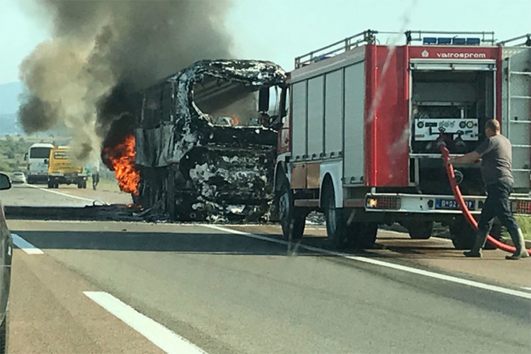 Gori autobus na auto-putu Beograd-Niš
