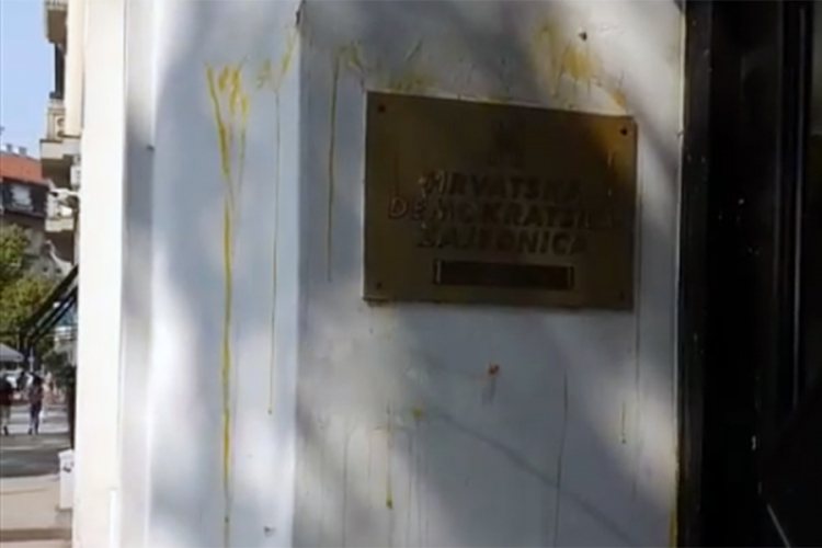 Sjedište HDZ-a u Zagrebu zasuli trulim paradajzom i jajima