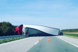Prevrnuo se šleper na autoputu, teško do beogradskog aerodroma