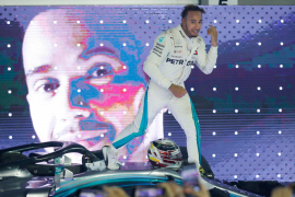 Hamilton dominantan u Singapuru