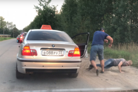 Izbacio flašu kroz prozor pa izbačen iz taksija
