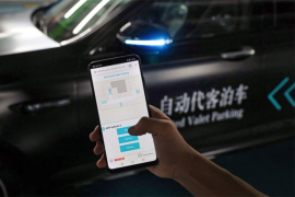 Parking na kojem se automobil parkira pomoću smartfona