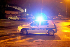 BMW-om udario u stub, pa ujeo policajca i slomio mu ruku