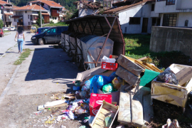 Umjesto na deponiji, kabasti otpad pored kontejnera