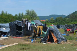 Kamp Trnovi u Velikoj Kladuši: Migranti pod najlonskim šatorima ...