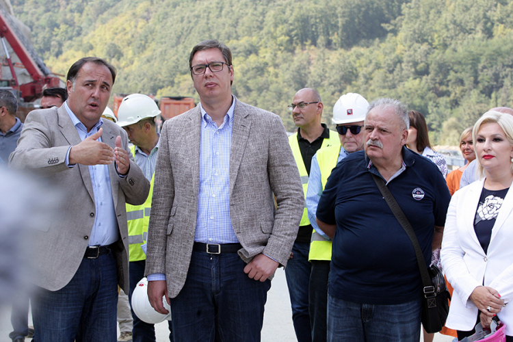 Vučić: Uskoro novo rješenje za potporni zid koji se obrušava