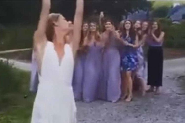 Reakcija mladića nakon što mu je cura uhvatila bidermajer postala hit na internetu