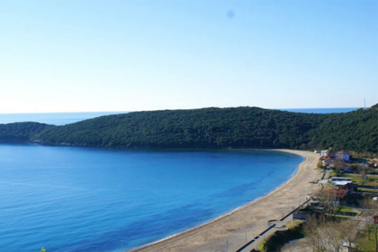 Djevojka silovana na popularnoj plaži u Budvi