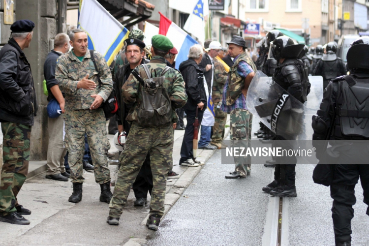 Na protestima uhapšena tri borca, sedam policajaca povrijeđeno