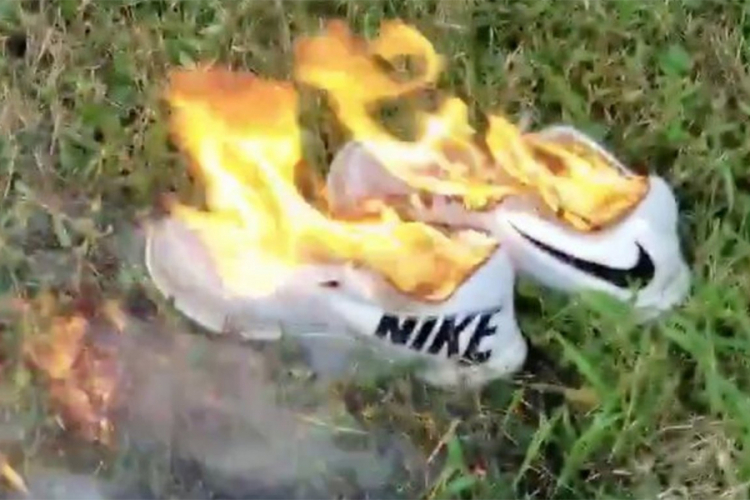 Amerikanci zbog reklame  uništavaju "NIKE" proizvode