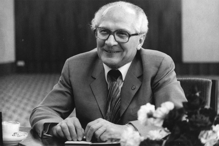 Lider Istočne Njemačke i njegova supruga još nisu sahranjeni