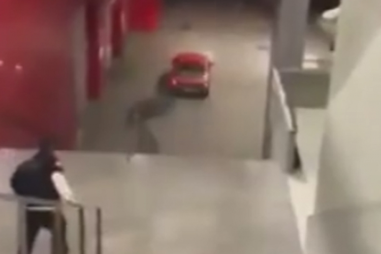 Filmska potjera u Banjaluci, vozilom policiji pobjegao niz stepenice