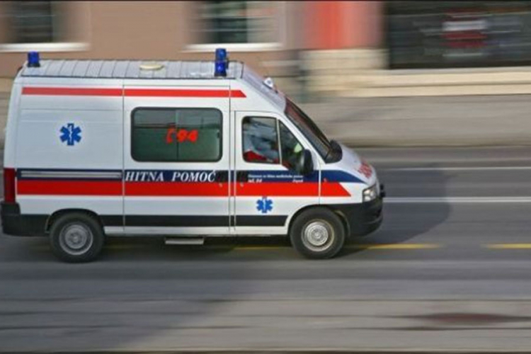 Jedno lice poginulo u sudaru automobila i motocikla