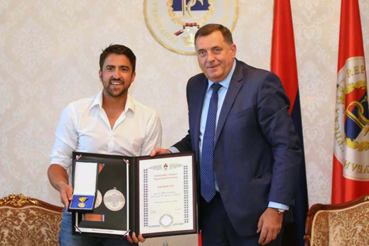 Dodik odlikovao Tipsarevića medaljom zasluga za narod