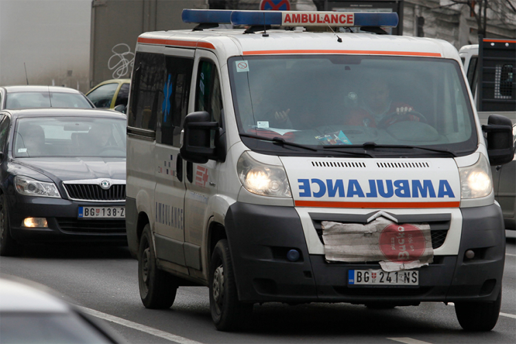 Tinejdžer isječen nožem ispred škole