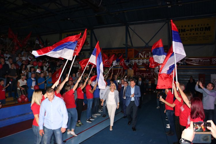 Trampov aktivista na tribini SNSD-a u Derventi
