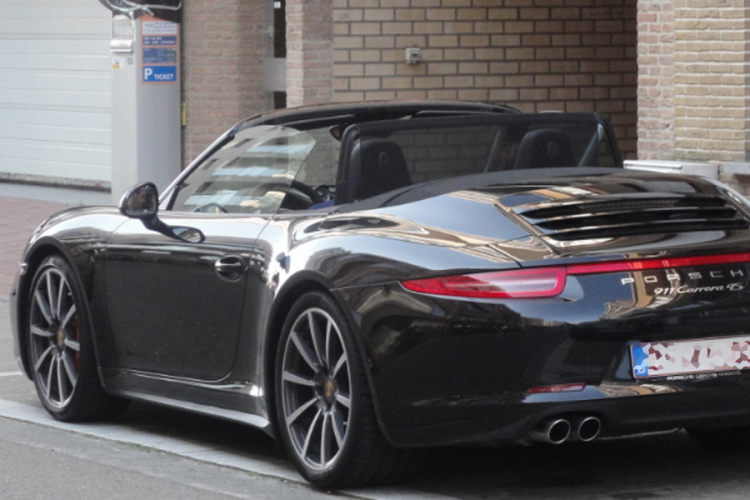 Porscheom niz stepenice