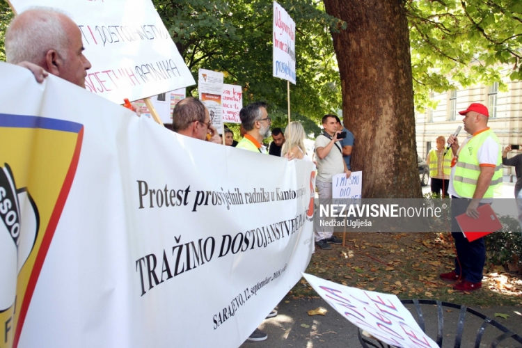 Nekoliko stotina prosvjetara protestuje na ulicama Sarajeva