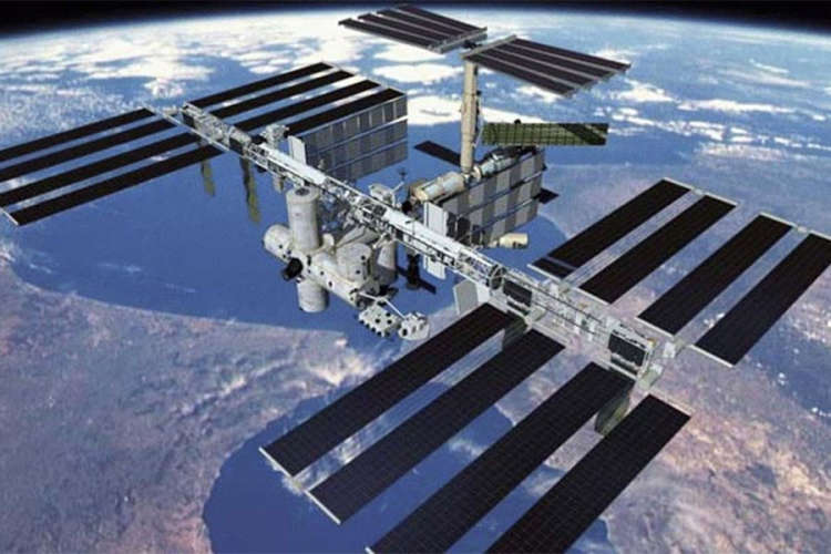 Šefovi "Roskosmosa" i NASA o misterioznoj rupi na MKS
