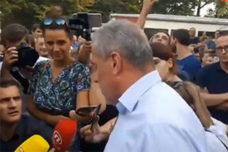 Bandića gađali jajima, razbili mu auto