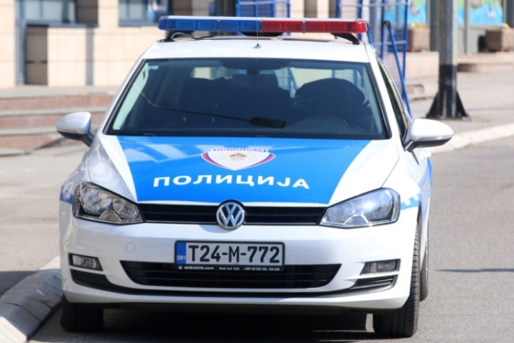 Vozilo naletjelo na braću: Jedan poginuo, drugi se bori za život