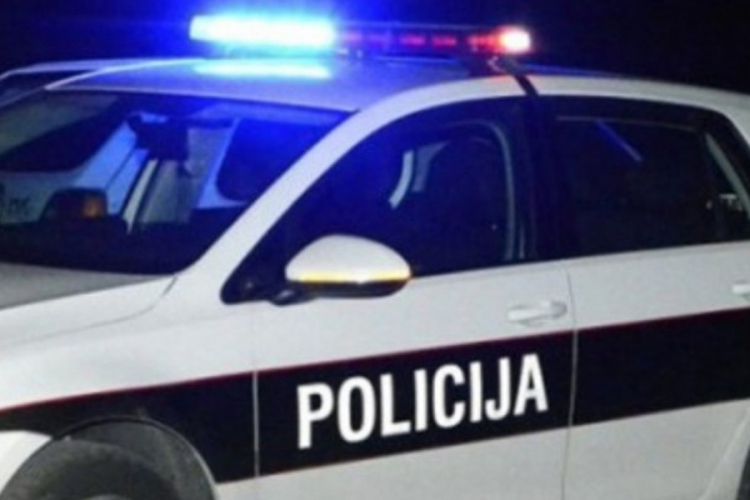 Dvoje djece i majka povrijeđeni u prevrtanju renoa, vatrogasci ih izvlačili iz auta