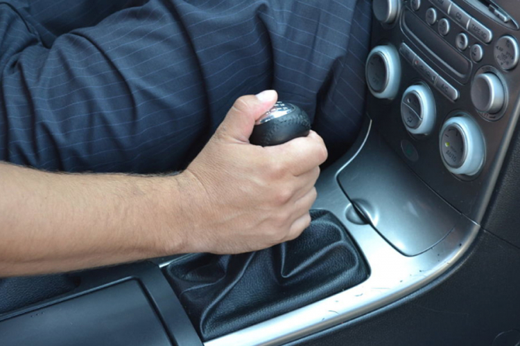 Šta se dogodi sa mjenjačem kada pri 100 km/h prebacite u rikverc?