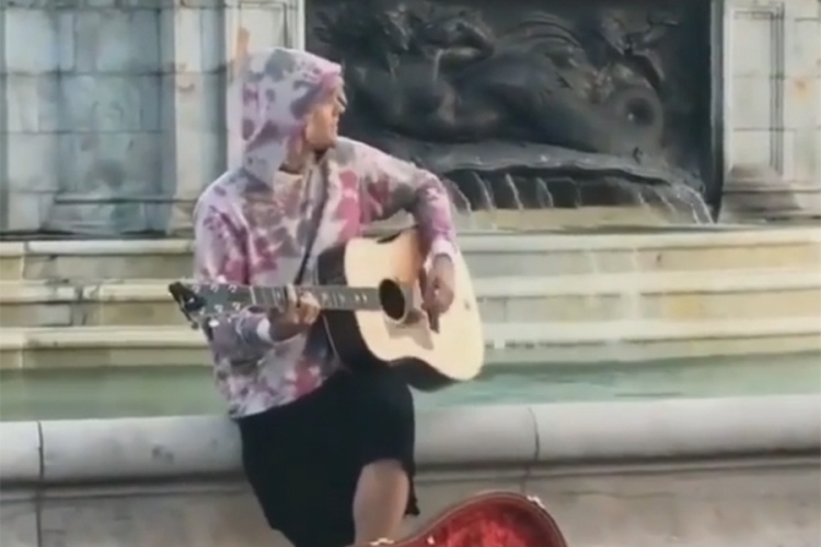 Džastin Biber kao ulični svirač